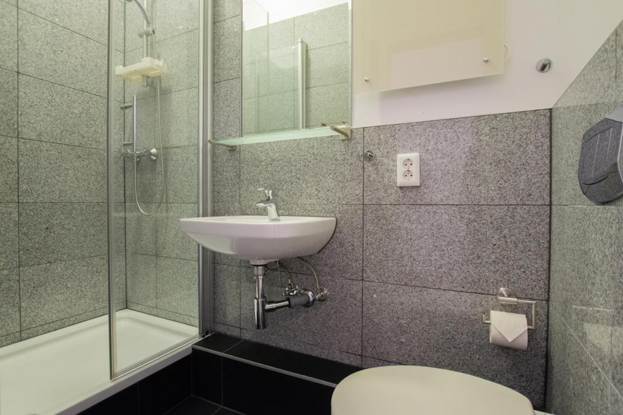 Raj Living - 1 Or 3 Room Apartments - 20 Min Messe Dus And Old Town Dus Düsseldorf Dış mekan fotoğraf